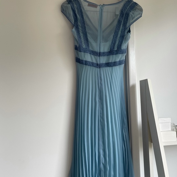 Beautiful REVIEW pleated dress with lace detail. - Picture 3 of 4